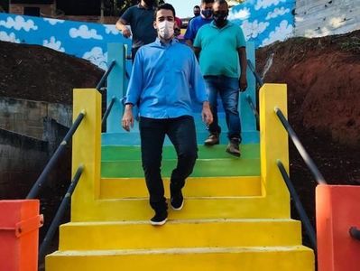 Rua  pavimentada e escadaria ganha colorido especial em Cachoeiro
