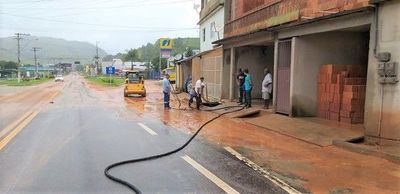 Aps temporal prefeitura de Guau limpa ruas da cidade