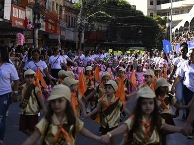 Desfile escolar retorna com emoo em Cachoeiro