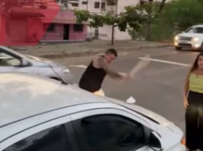 Aps coliso, homem danifica carro de mulher com porrete